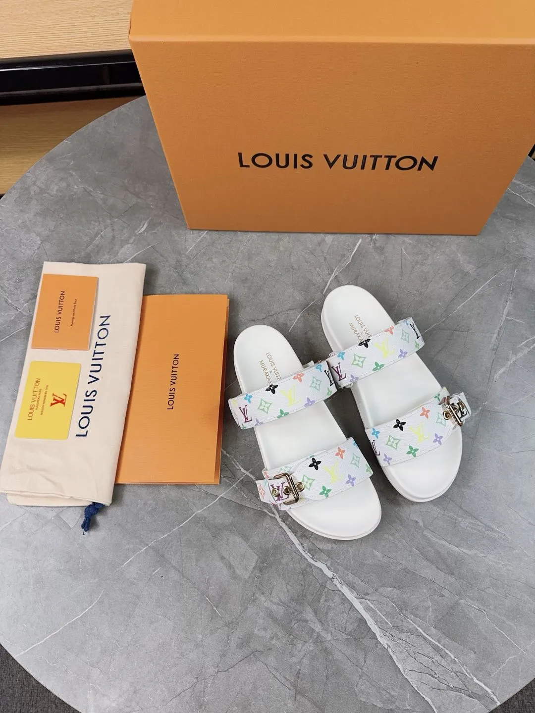 👟👟Ex-factory price 400👟👟 New slippers for spring and summer🌟The belt buckle is adjustable and elastic, full of beach style, original molded LV metal logo decoration, fashionable and beautiful, super versatile🤳🏻upper cowhide/customized imported jacquard fabric/original old-fashioned leather material, water-dyed sheepskin lining (water platform + wear-resistant velvet + rubber sole) three-layer combination outsole 🔶Size: Female 35-43 Male: 38-46